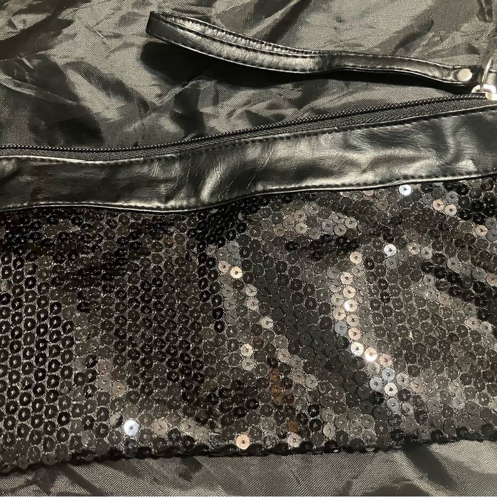 Avenue wristlet